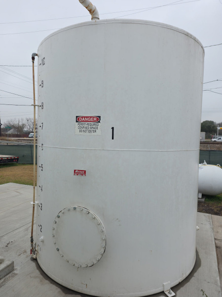 5,800 gallon steel tank